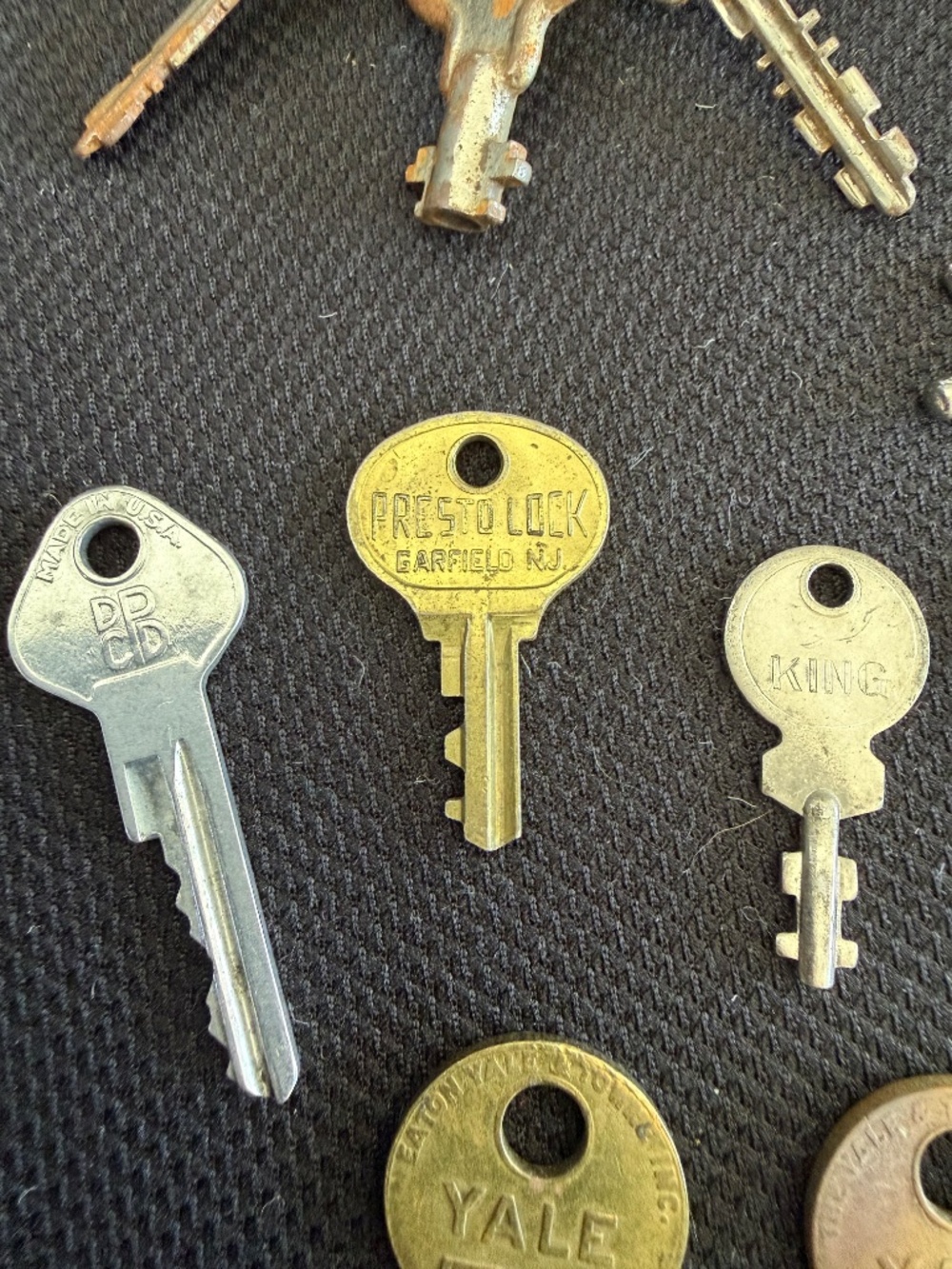 Assorted Old Keys - Picture 5 of 6